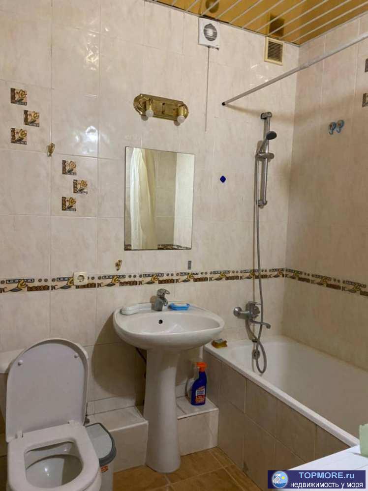 Лот № 148393. Продаю в таунхаусе 3-х уровневую двухкомнатную квартиру в самом центре города Сочи  На первом этаже... - 2