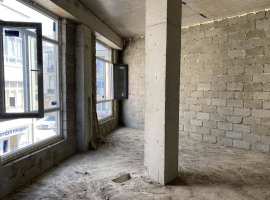 В тихом спокойном месте, с великолепным видом на город и черное...