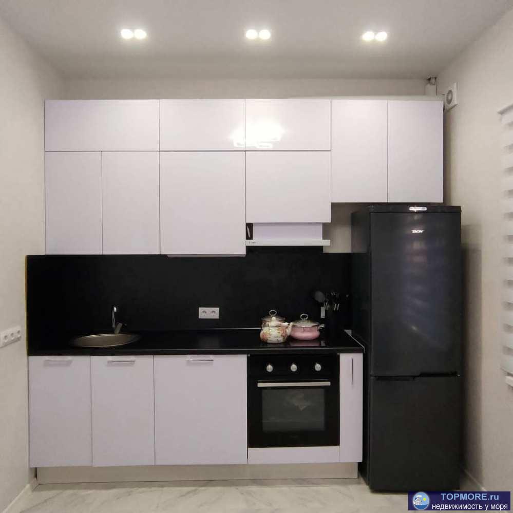 Лот № 111444. В продаже трехкомнатная квартира в Сочи, которая полностью готова к проживанию.   В квартире выполнен... - 1