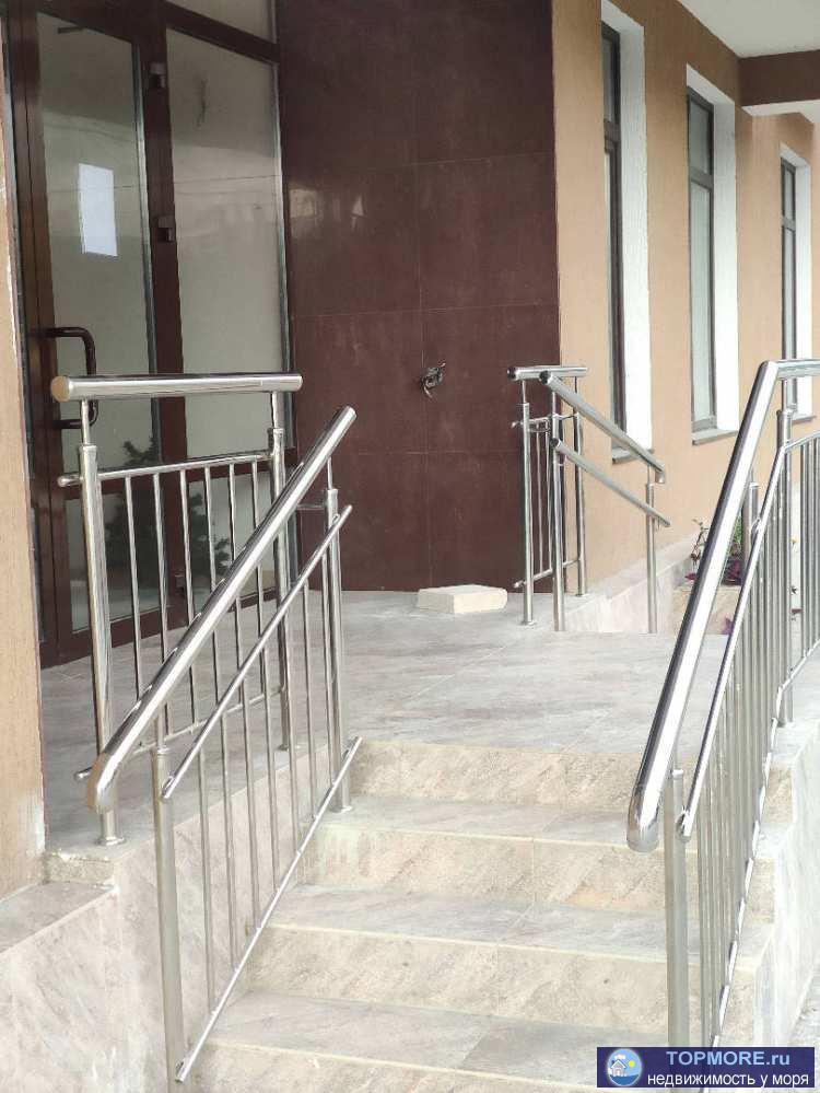 Лот № 150423. Квартира свободной планировки, вид на речку, балкон, высокие потолки, коммуникации центральные.Ровное...