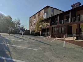 Квартира-студия расположена в новом жилом комплексе в Адлере, с...