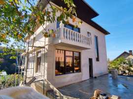 Продается новый двухэтажный дом в классическом стиле с качественной...