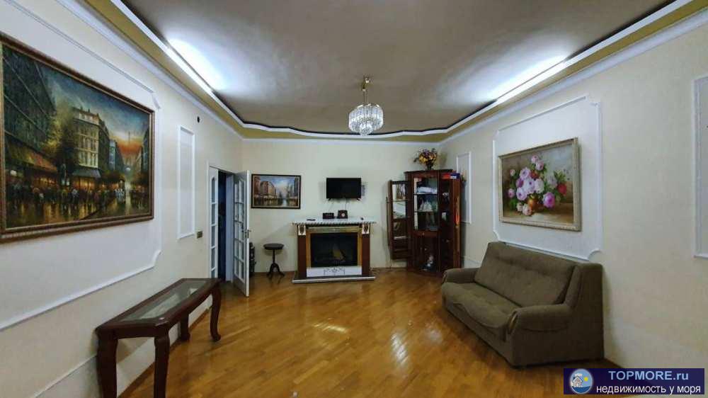 Лот № 150857. Продается коттедж - гостевой дом. Два этажа сдается.Есть цокольный этаж. В цокольном этаже кинотеатр,...