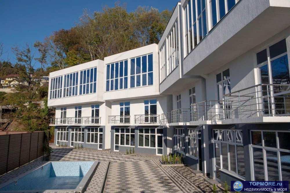 Продаю просторный, трёхэтажный таунхаус с видом на море , который идеально подходит для большой семьи, комнат хватит... - 1