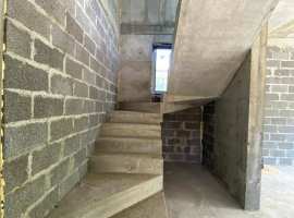 Выгодное предложение! Дом располагается в живописном месте Красной...