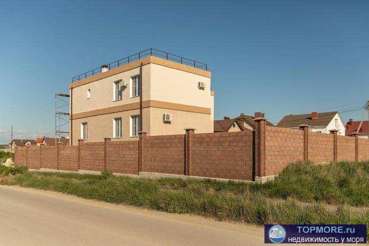 Дом строился не на продажу, а для себя. Поэтому материал стен - экологически чистый, тёплый и дышащий ракушечник 40см...