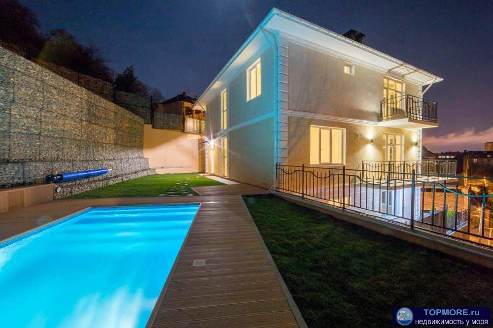 Шикарный, новый дом в трех уровнях. Площадь 375 м2. В доме большая гостиная с панорамными окнами и балконом,...