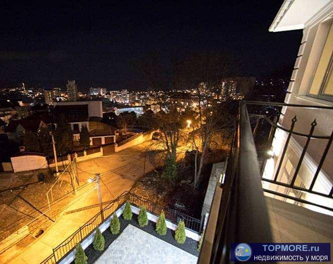 Шикарный, новый дом в трех уровнях. Площадь 375 м2. В доме большая гостиная с панорамными окнами и балконом,... - 1