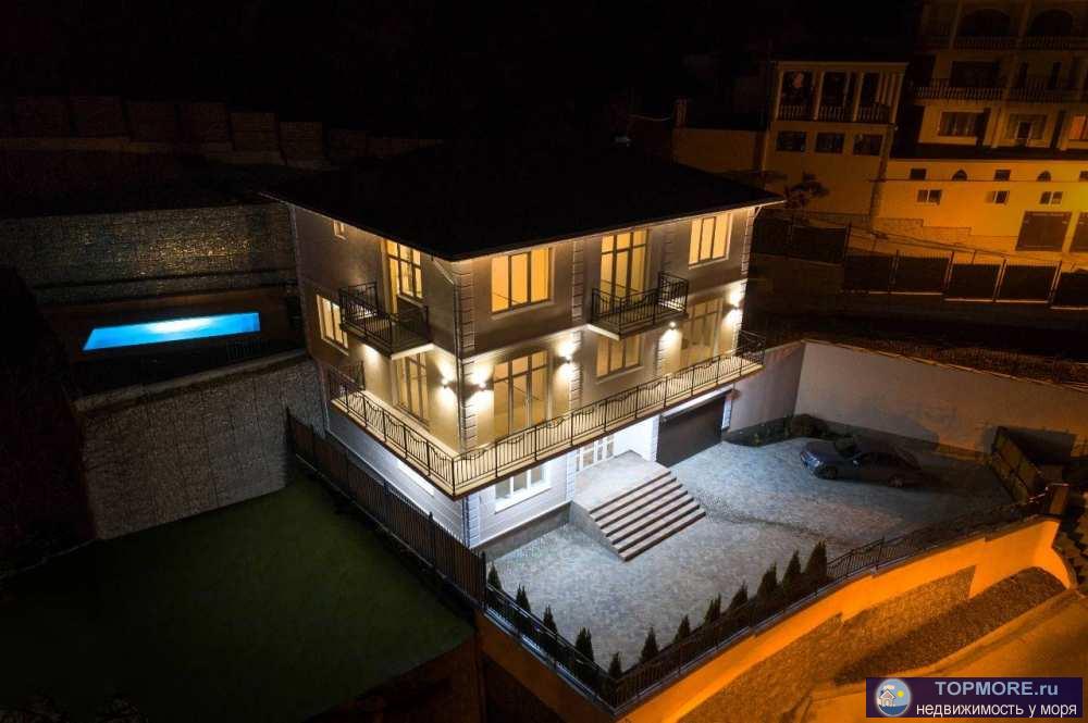 Шикарный, новый дом в трех уровнях. Площадь 375 м2. В доме большая гостиная с панорамными окнами и балконом,... - 2