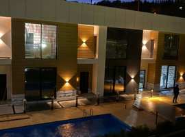 Комплекс состоящий из двух очередей по 4 и 9 таунхаусов бизнес...