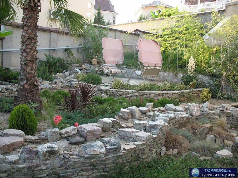 Комплекс жилых домов, расположен по адресу г. Сочи, Центральный р-н, пос. Мамайка . Состоит из 3-х домов: 2-х крайних...