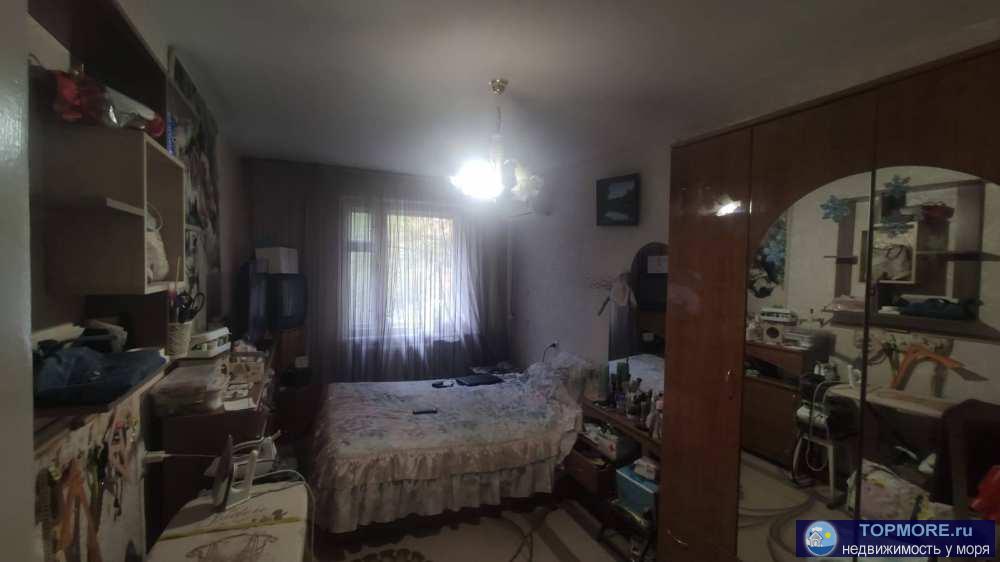 Обжитой спальный район. Высокий 1 первый этаж, пластиковые стеклопакеты, на лоджии решетки. Комфортное расположение...