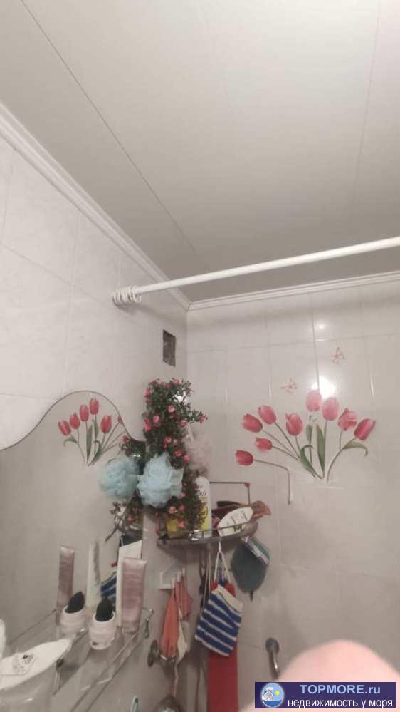 Обжитой спальный район. Высокий 1 первый этаж, пластиковые стеклопакеты, на лоджии решетки. Комфортное расположение... - 1