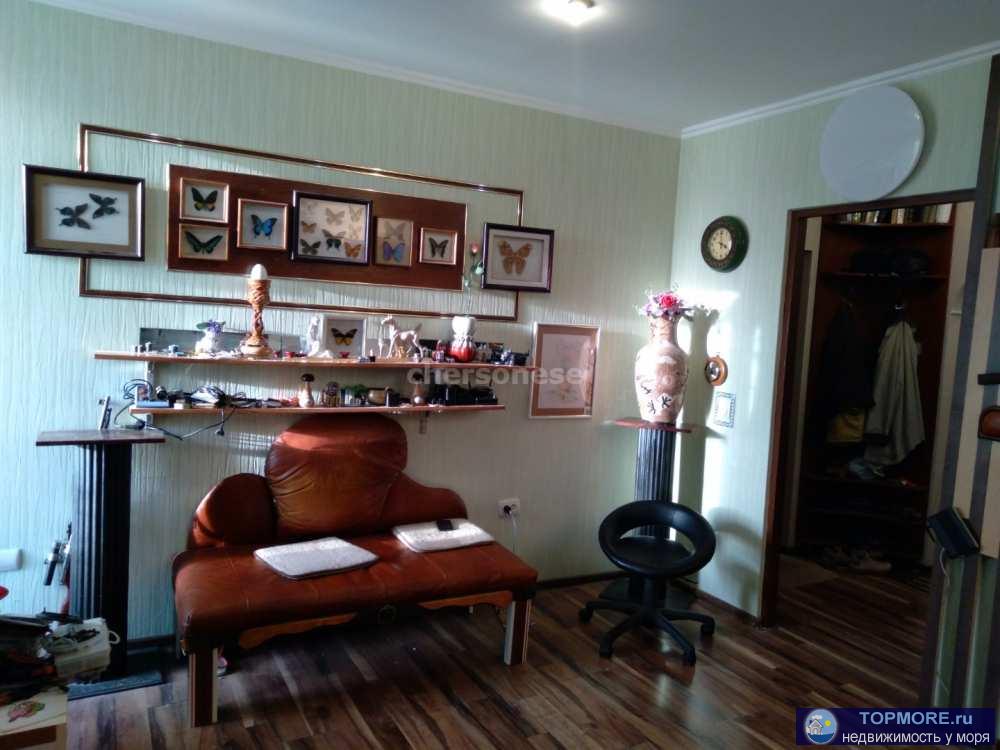 Продается уникальная двухкомнатная квартира  со своей дворовой территорией.  Два отдельных входа.  Есть место для...