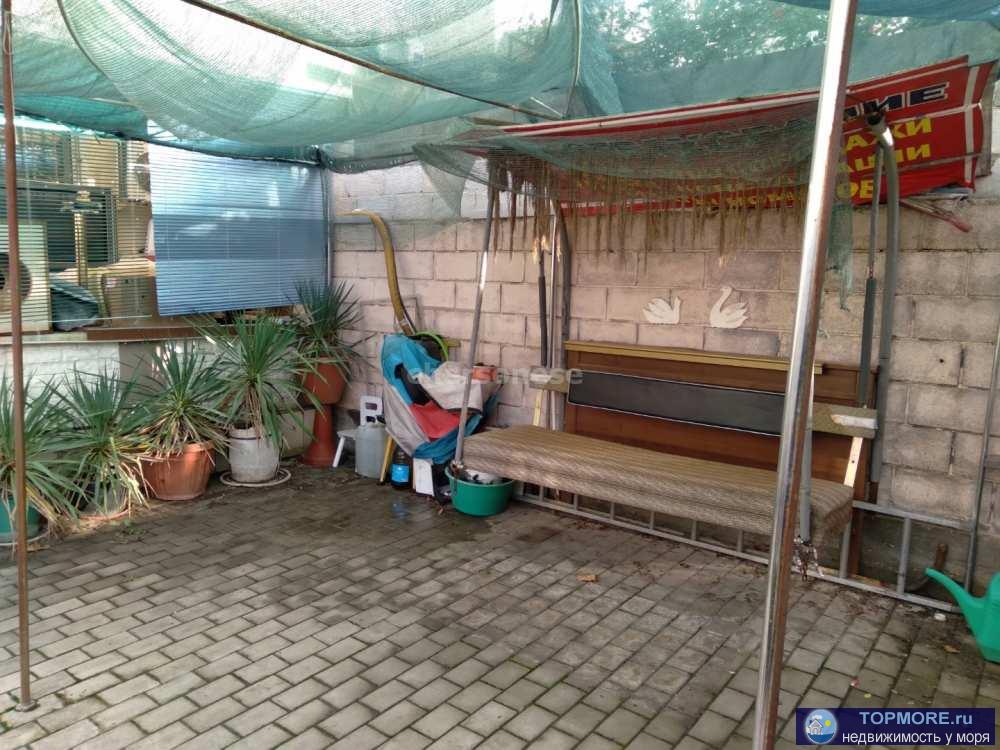 Продается уникальная двухкомнатная квартира  со своей дворовой территорией.  Два отдельных входа.  Есть место для... - 1