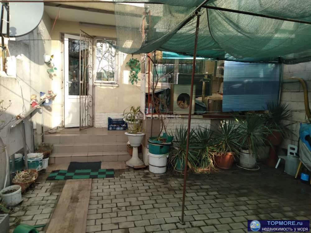 Продается уникальная двухкомнатная квартира  со своей дворовой территорией.  Два отдельных входа.  Есть место для... - 2