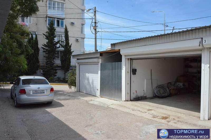 Продаётся капитальный, каменный гараж 21 м2 ул. Колобова, рядом с домом 22/1 (рядом с пожаркой).  Гараж просторный,...