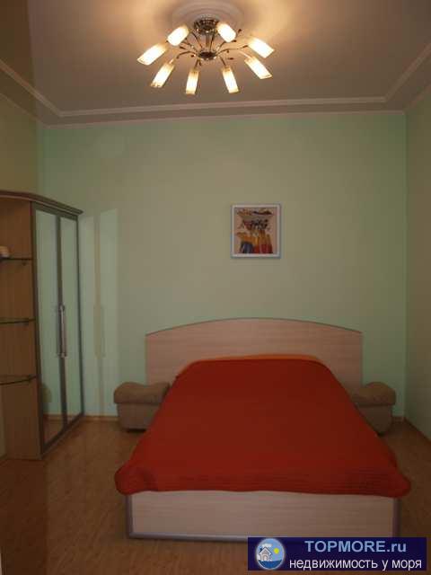 Ялта. Ул. Чехова. До Набережной 300 метров. Квартира люкс на 2 человека. Есть все необходимое кондиционер, интернет...