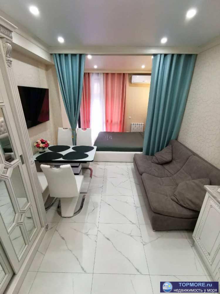 Лот № 158437. Продам студию в Центре Сочи с дизайнерским ремонтом. Панорамные окна, балкон. Мебель и техника остаются. 