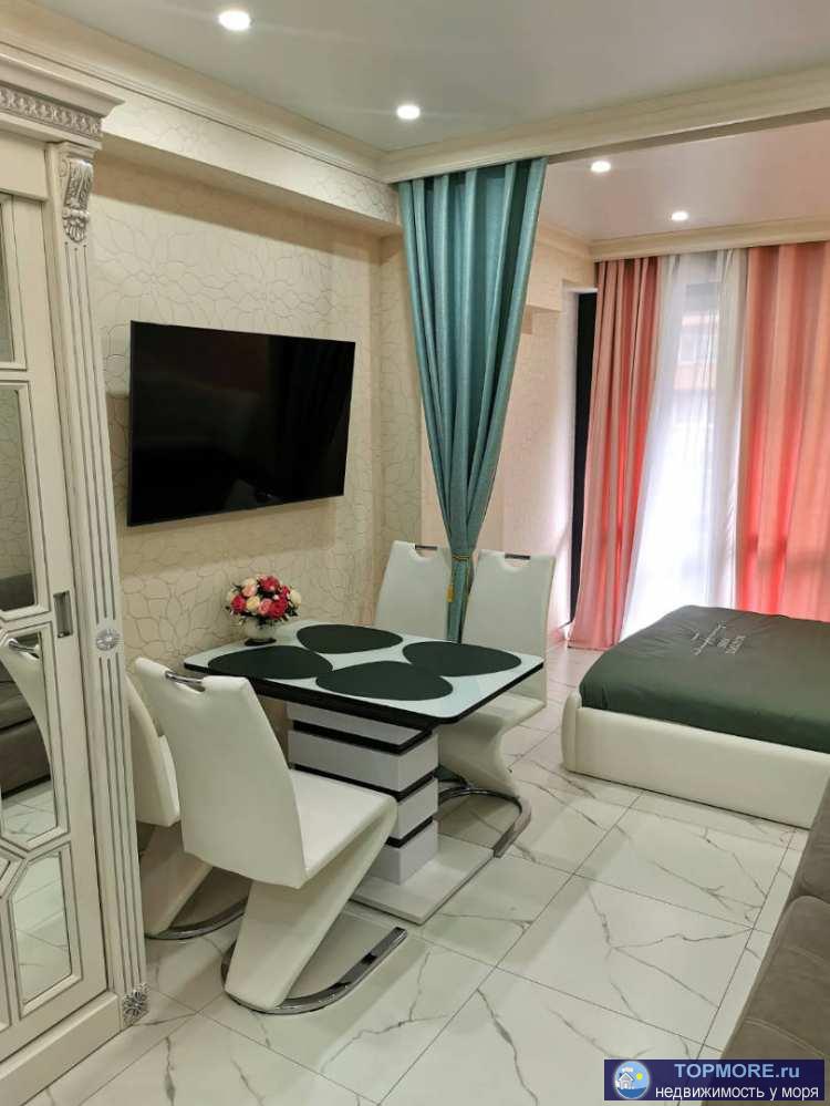 Лот № 158437. Продам студию в Центре Сочи с дизайнерским ремонтом. Панорамные окна, балкон. Мебель и техника остаются.  - 1