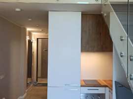 Лот № 168711. Апартамент состоит из двух уровней, высота потолка в...