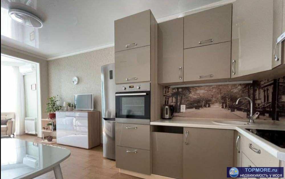 Лот № 160957. Евро двушка с дизайнерским ремонтом , мебель и техника . Высокий 1 этаж ,консьерж , большая придомовая...