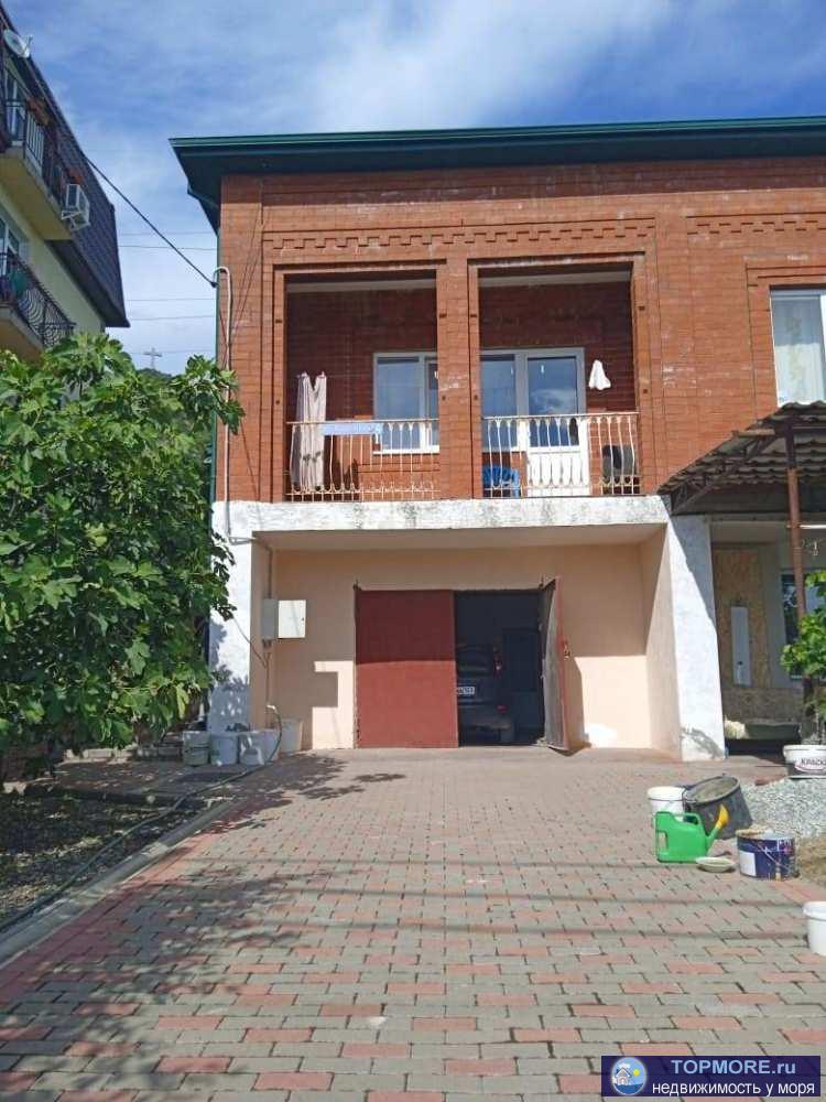 Лот № 20842. Продается 2-х этажный дом, участок  фасад 16 м* длина участка 25м .  На 1этаже находится кухня 22кв ,...