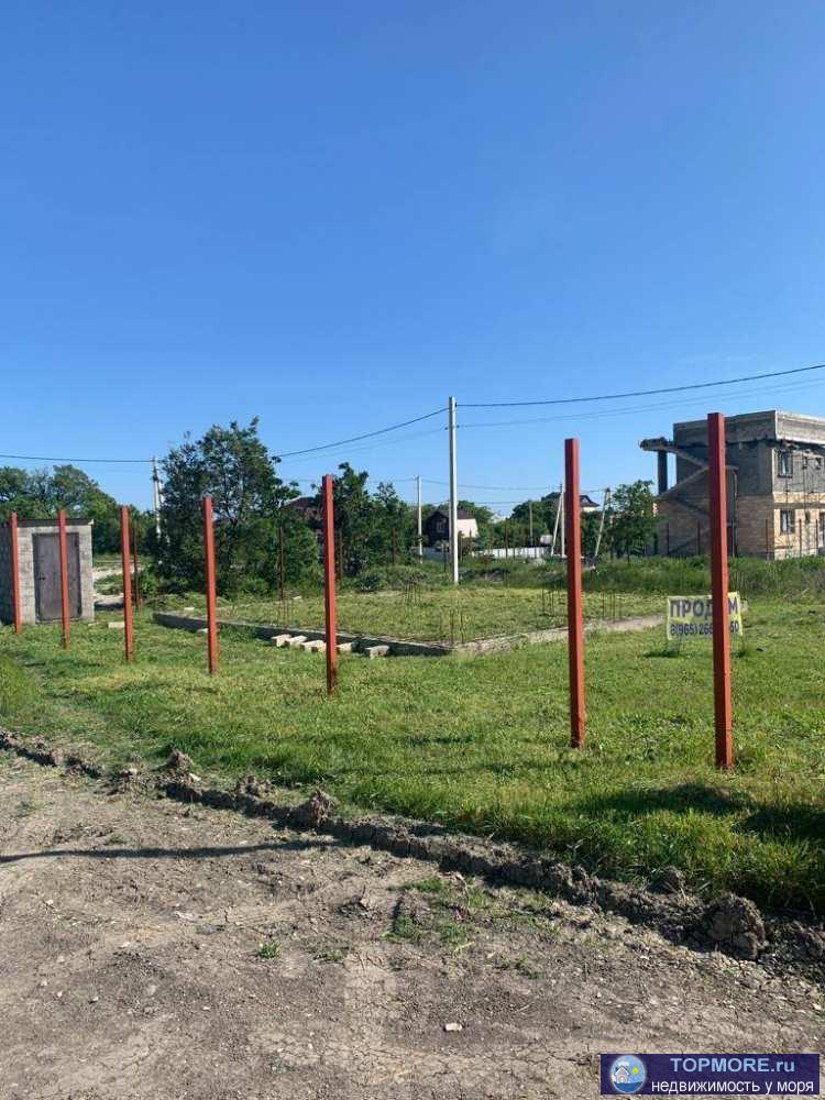 Продается участок 4сот.Залит фундамент10 на 10.Проведено электричество есть скважина.Забетонировны столбы