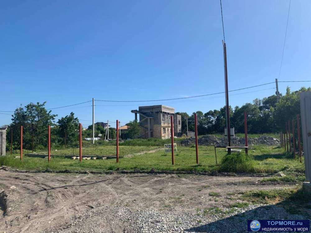 Продается участок 4сот.Залит фундамент10 на 10.Проведено электричество есть скважина.Забетонировны столбы - 1