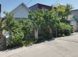 Продается земельный участок 2,4 сот. с домиокм старым под снос....