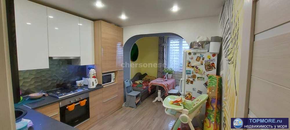 В продаже уютная квартира.  Свежий ремонт. Две раздельные комнаты, большой коридор, кухня совмещенная с лоджией, два...