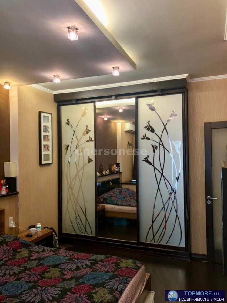 Предлагается к продаже шикарная трехкомнатная квартира в самом центре города Севастополя.   Дом расположен на одной...