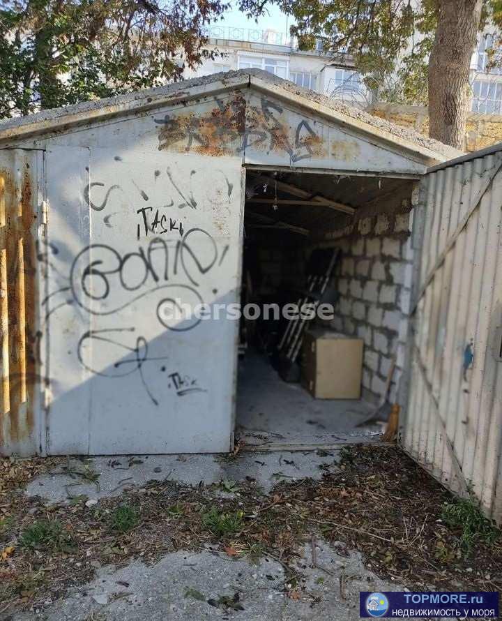 Железный гараж в закрытом дворе. Двор на закрывающихся железных воротах. Брелок без проблем делается. Внутри обложен...