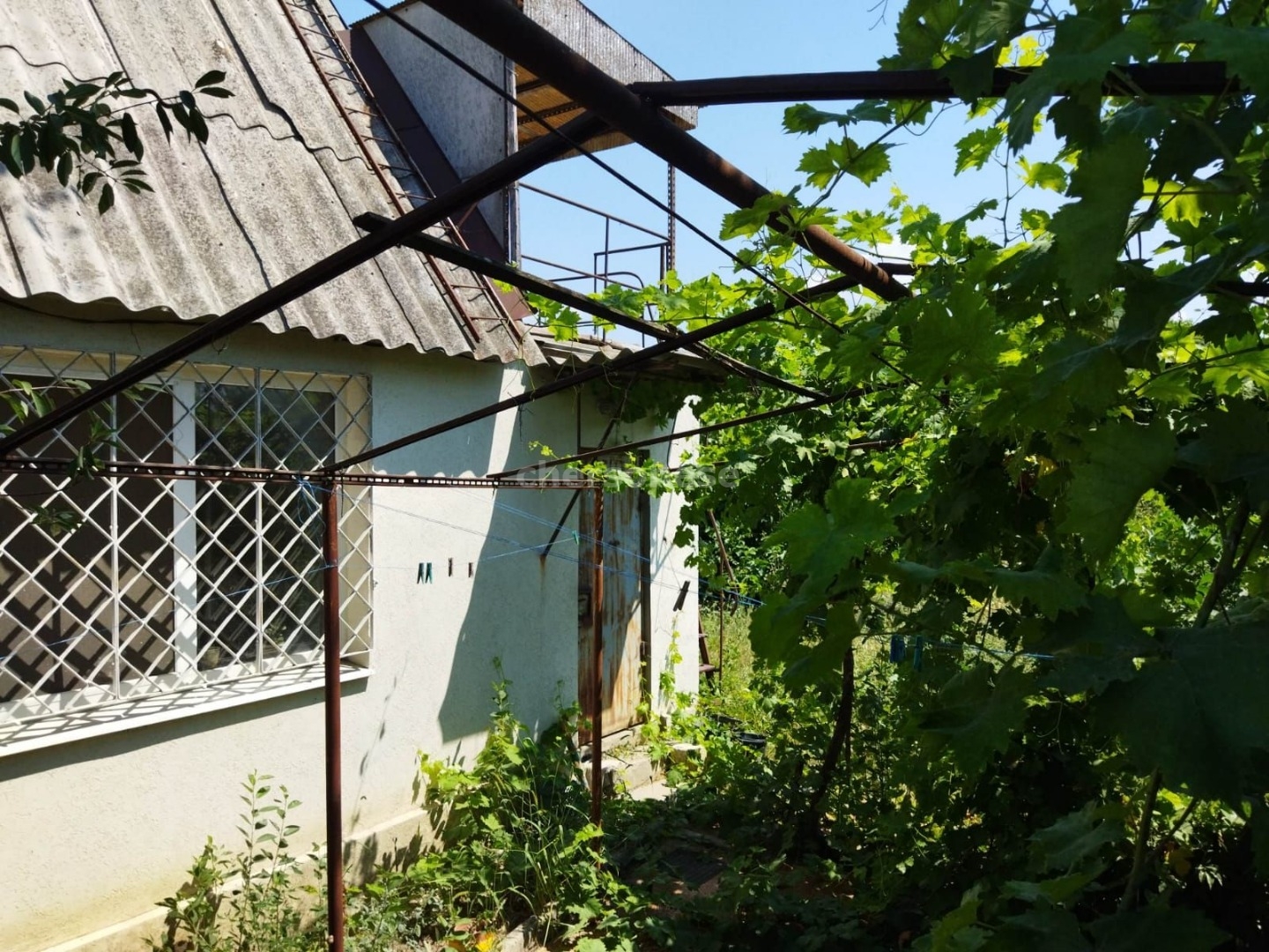 Продается небольшой 2-х этажный дом в черте города в районе улиц Хрусталева и Индустриальная.  Место отличное - центр... - 2