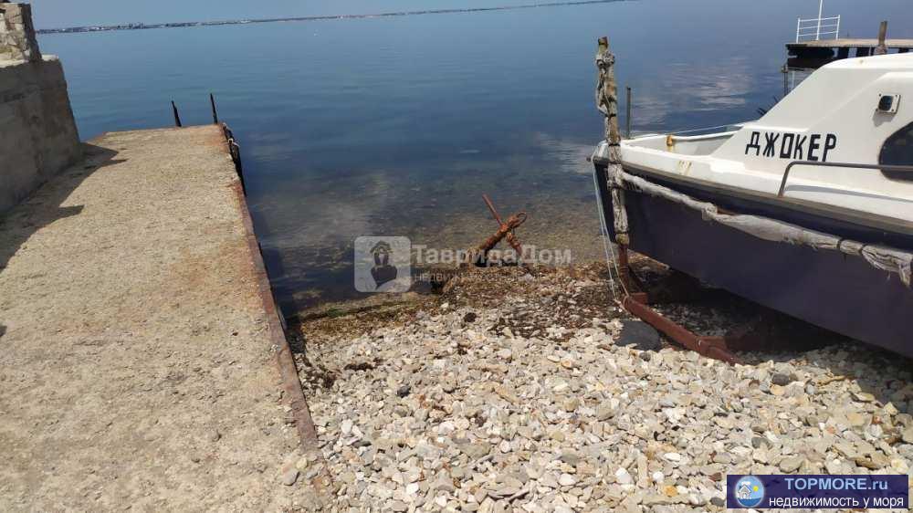 Продам большой гараж 60м2 в 10 метрах от моря,  ОВМСРЛОО 'Прибой', г. Феодсия. Гараж для большой лодки, рядом вода,...