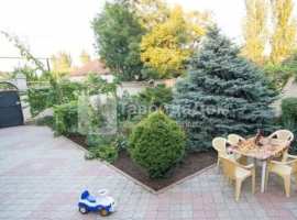 Продам дом 190 м2, на 7 сотках земли, ул. Садовая, 
г. Феодосия....