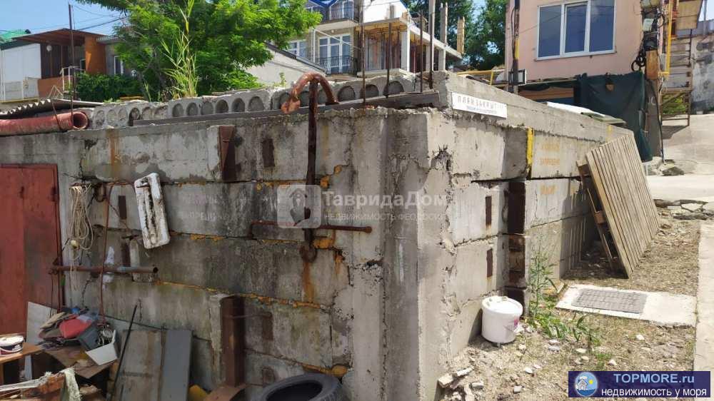 Продам большой гараж 60м2 в 10 метрах от моря,  ОВМСРЛОО 'Прибой', г. Феодсия. Гараж для большой лодки, рядом вода,... - 2