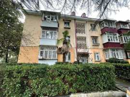 Продаётся 1-комнатная квартира с жилой просторной лоджией. Во дворе...