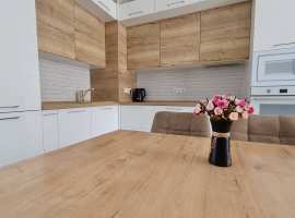 Великолепный Таунхаус в пешей доступности к морю.
Первый этаж...