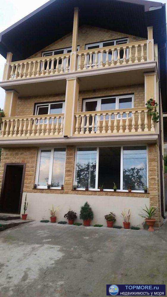 Продам 3-этажный дом площ. 154 кв. м. документы готовы, рядом есть магазины, остановка, аптека  Первый этаж:... - 2