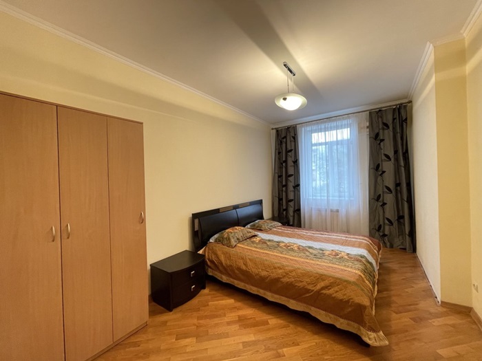 Сдается на длительный период уютная крупногабаритная 2-х комнатная квартира в самом центре г. Севастополя. Две...