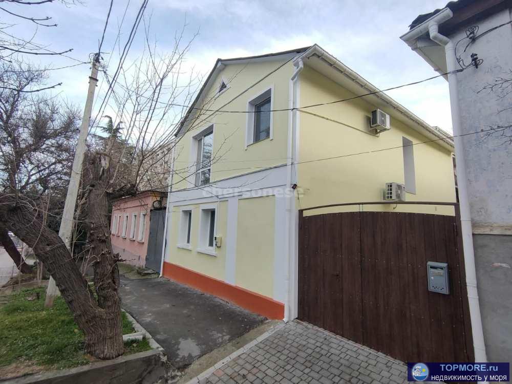 Продается 2-х этажный дом в тихом историческом центе Севастополя.  Общая площадь 130,7 кв. метра, 3 комнаты, два...