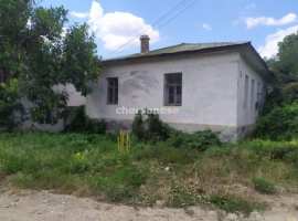 Продается дом с земельным участком и гаражом. Все документы РФ. В...