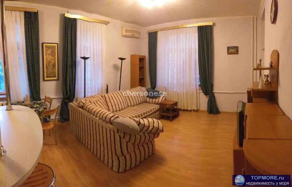 Двухкомнатная сталинка в центре  Сделан хороший ремонт ремонт.  Есть всё необходимое для комфортного проживания....