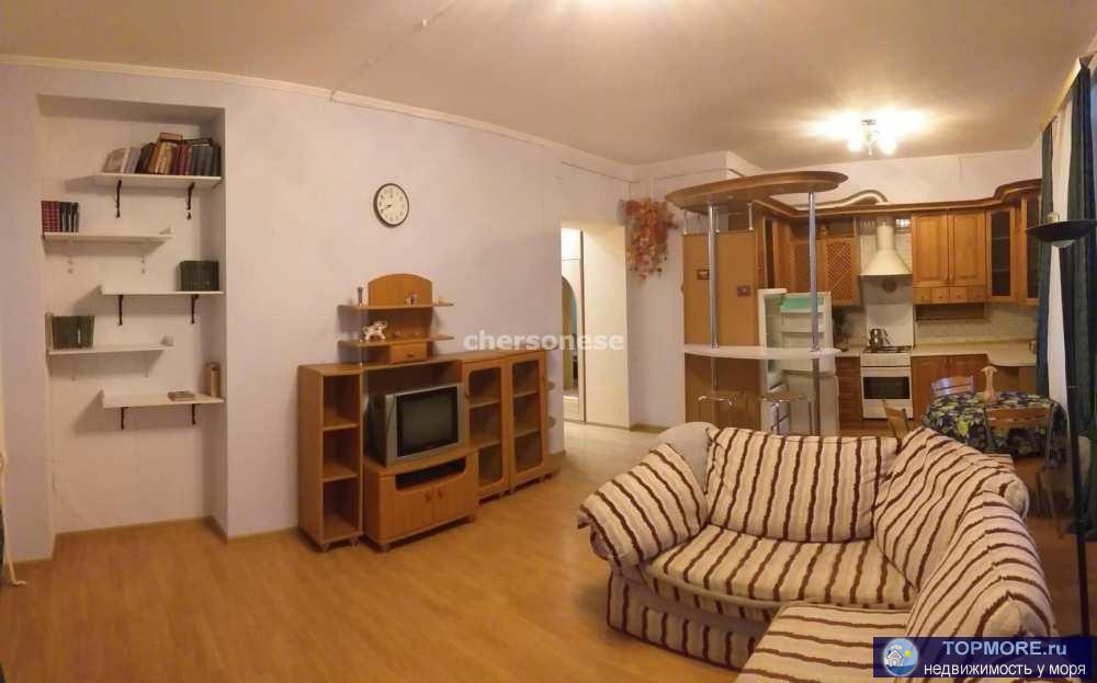 Двухкомнатная сталинка в центре  Сделан хороший ремонт ремонт.  Есть всё необходимое для комфортного проживания.... - 1