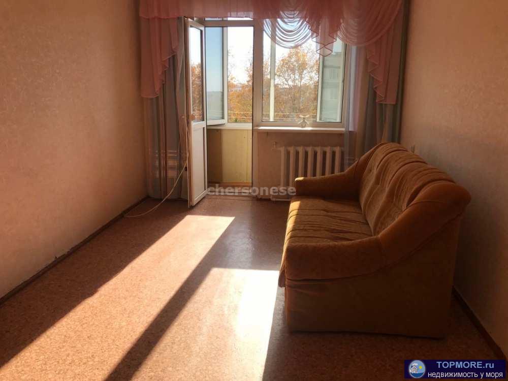 Квартира светлая , теплая. В доме где она расположена был сделан ремонт подъездов и крыши. Окна и балкон пластиковые,...