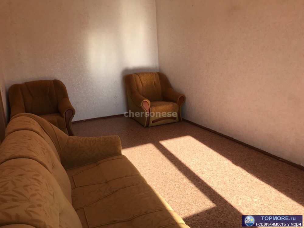 Квартира светлая , теплая. В доме где она расположена был сделан ремонт подъездов и крыши. Окна и балкон пластиковые,... - 1