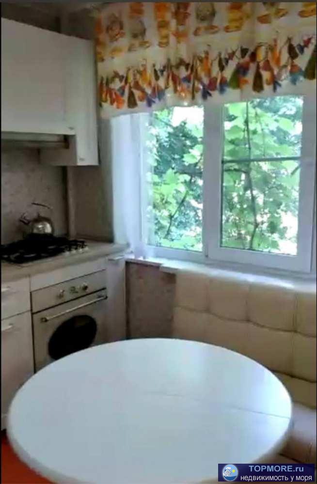 Лот № 165038. Продается 2-комнатная квартира в самом центре Сочи на ул. Роз.  Это самая зеленая улица в городе,...