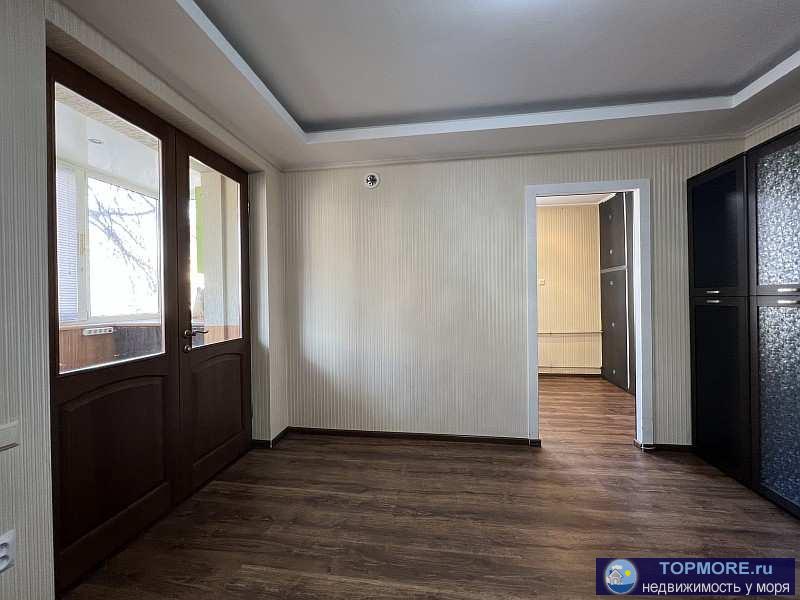 Продаётся компактная 1-но комнатная квартира в самом сердце Севастополя!  Дом расположен очень удобно, на утопающей в... - 1