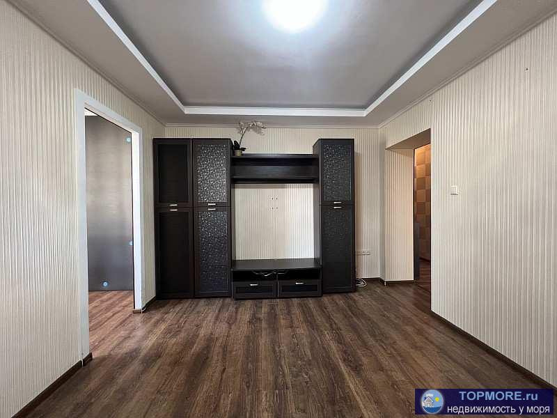 Продаётся компактная 1-но комнатная квартира в самом сердце Севастополя!  Дом расположен очень удобно, на утопающей в... - 2